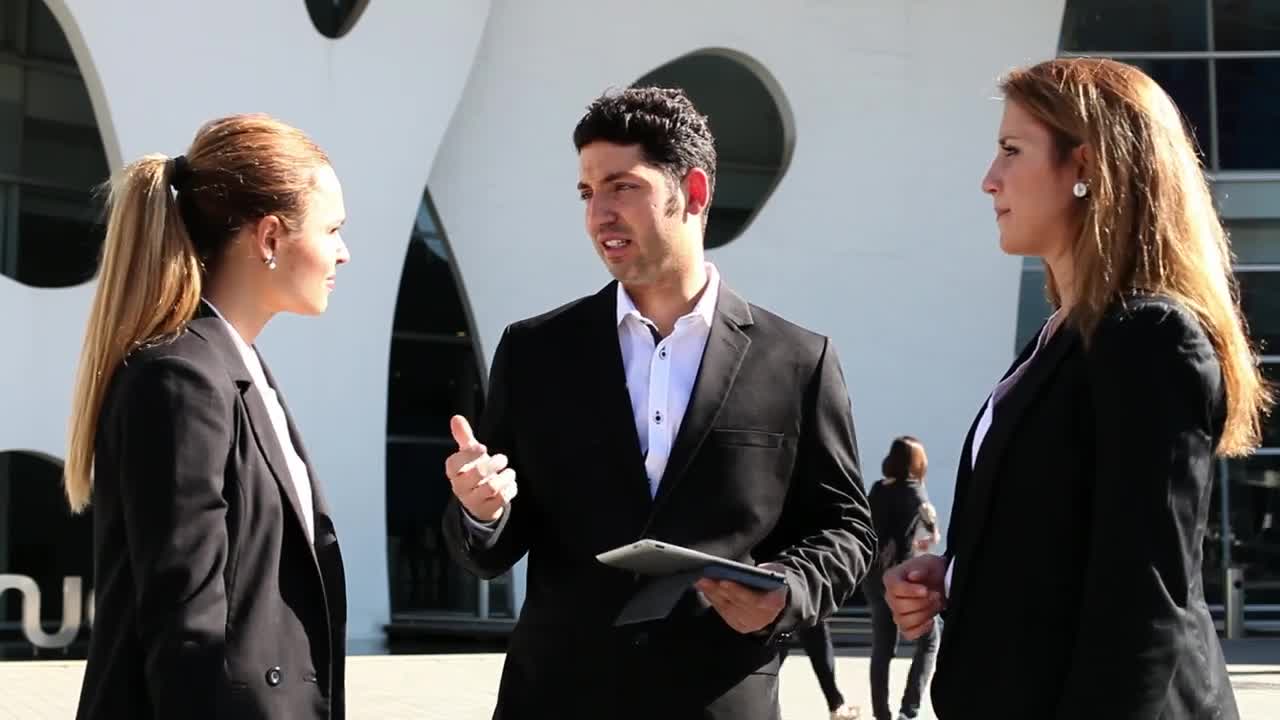 Download Video Stock Businessman Talking To Two Businesswomen Live Wallpaper For PC