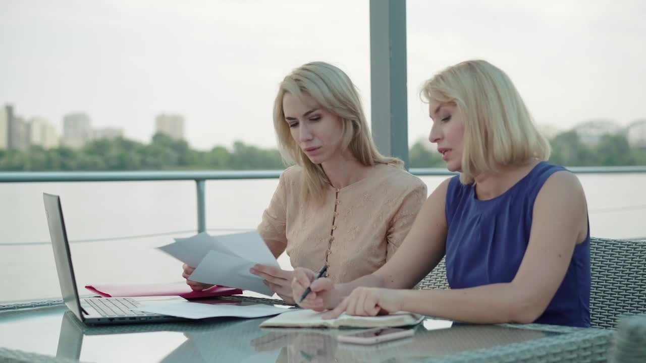 Download Video Stock Business Women At Work Meeting Live Wallpaper For PC