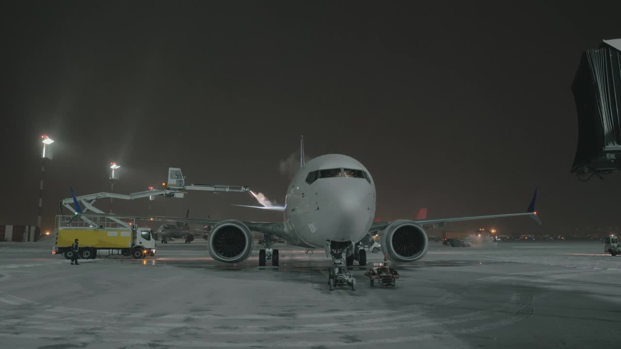 Download Stock Video De Icing A Passenger Plane Live Wallpaper For PC