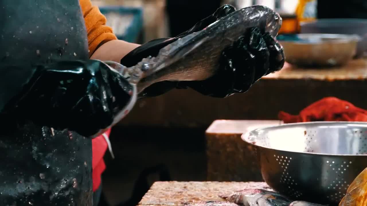 Download Stock Video Cutting A Fish In A Market Live Wallpaper For PC