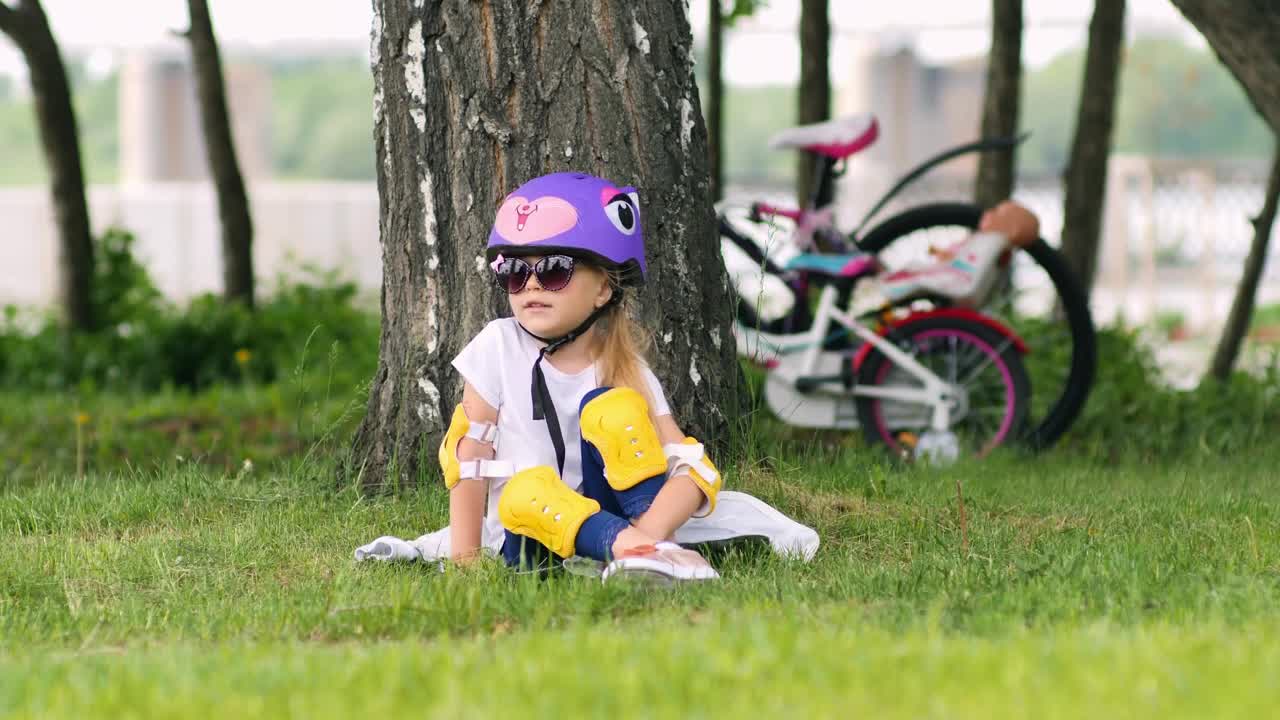 Download Stock Video Cute Blonde Girl In The Park With Sunglasses Live Wallpaper For PC