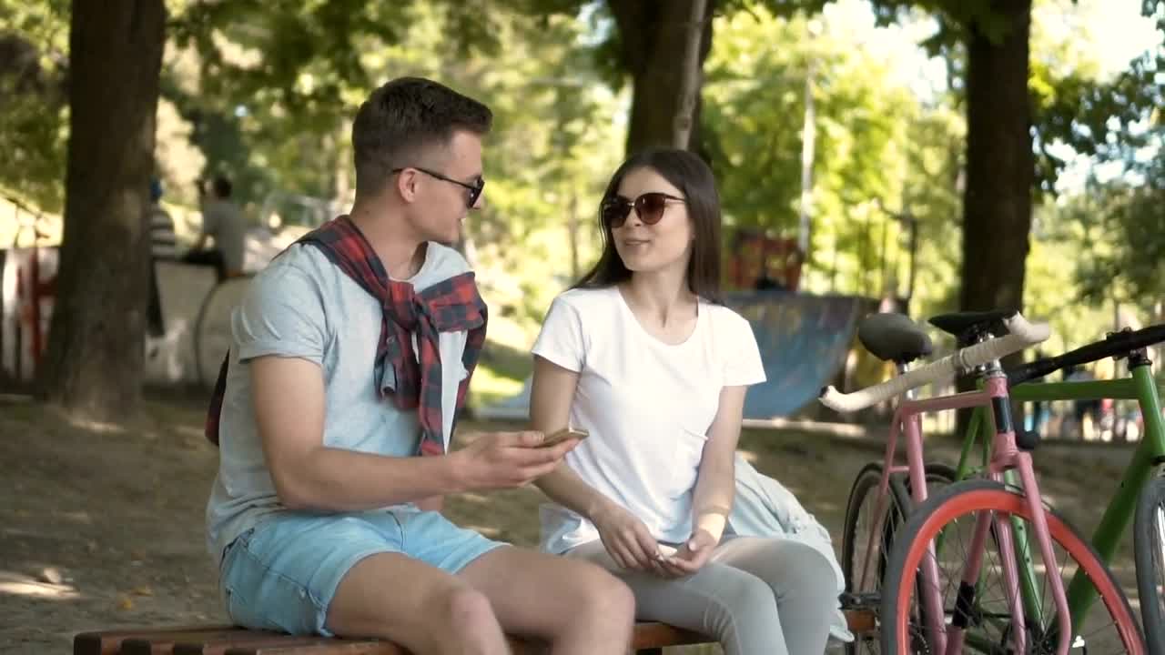 Download Stock Video Couple Taking A Selfie For Social Media At The Park Live Wallpaper For PC