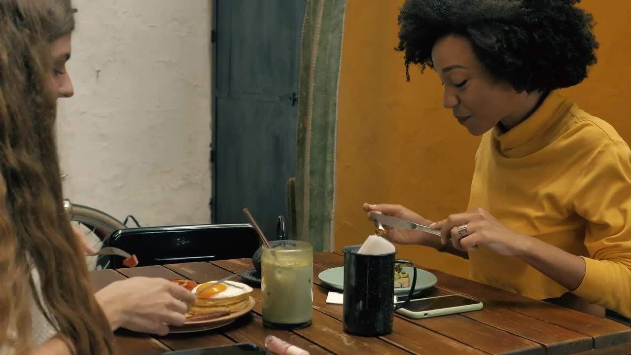 Download Stock Video Couple Of Girls Having Breakfast Together In A Restaurant Live Wallpaper For PC
