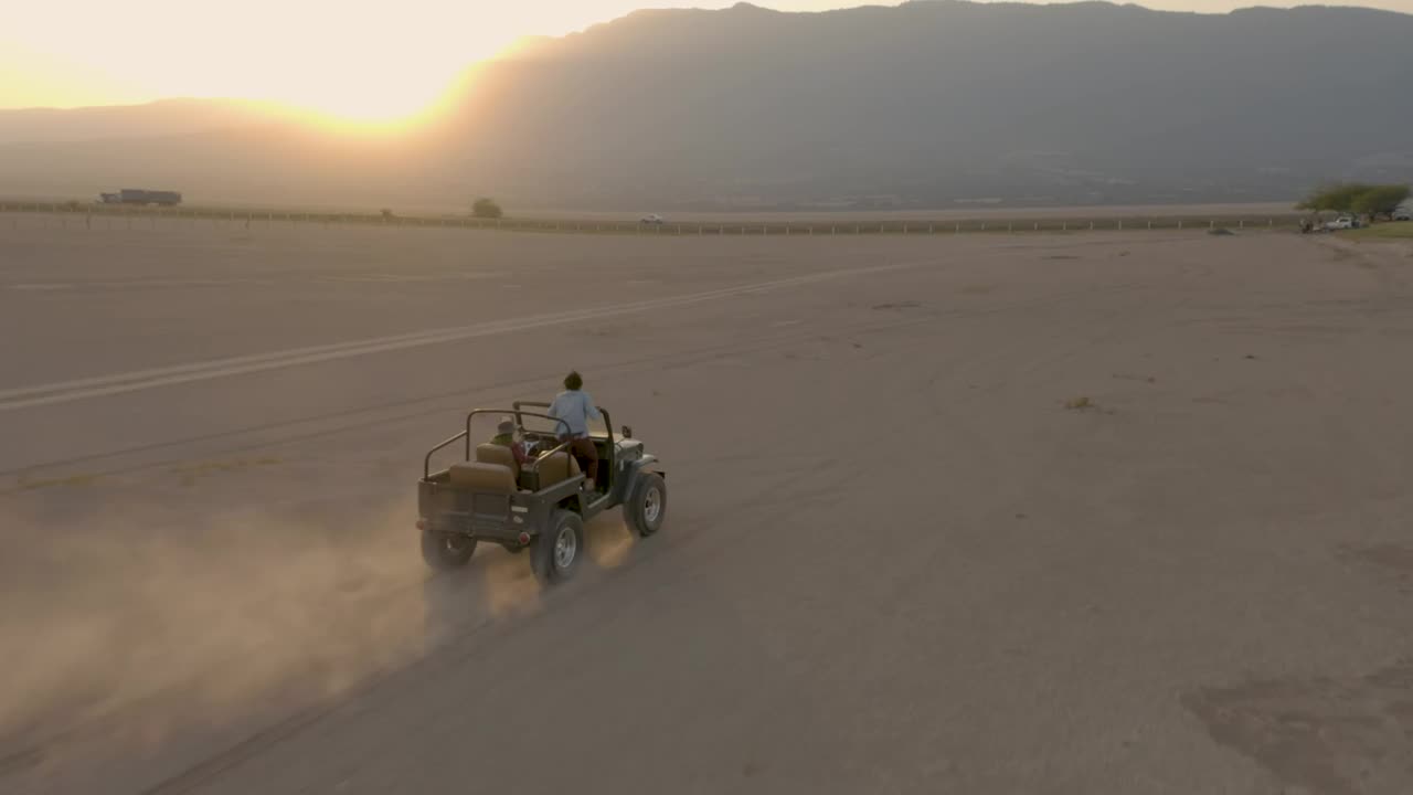 Download Stock Video Couple Of Friends Touring A Desert By Jeep In An Live Wallpaper For PC