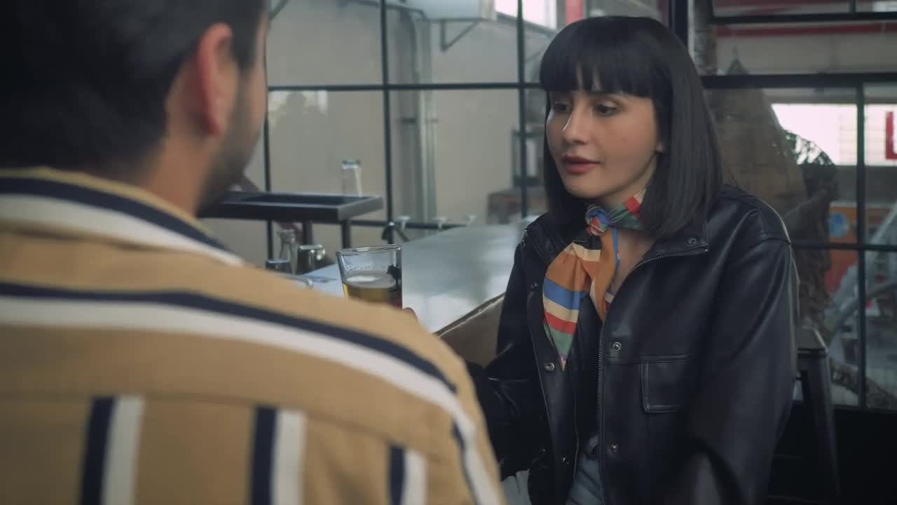 Download Stock Video Couple Of Friends Drinking Beer In A Bar Live Wallpaper For PC