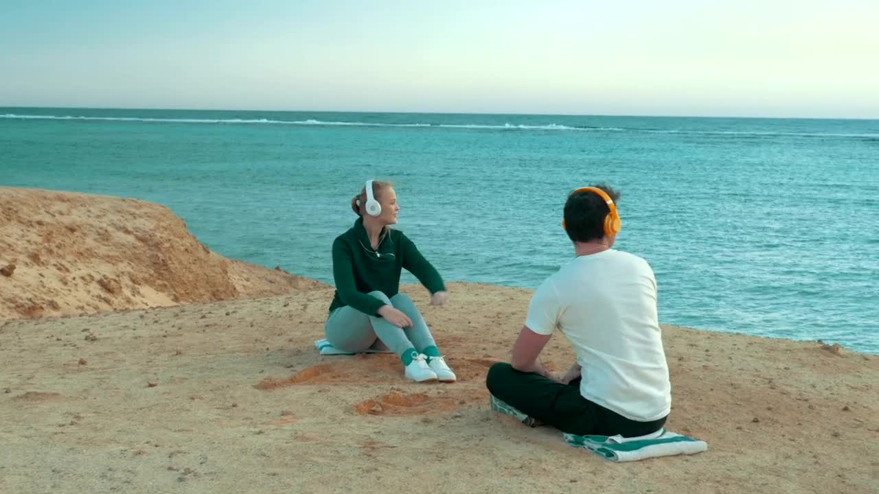 Download Stock Video Couple Listening To Music On A Cliff Live Wallpaper For PC