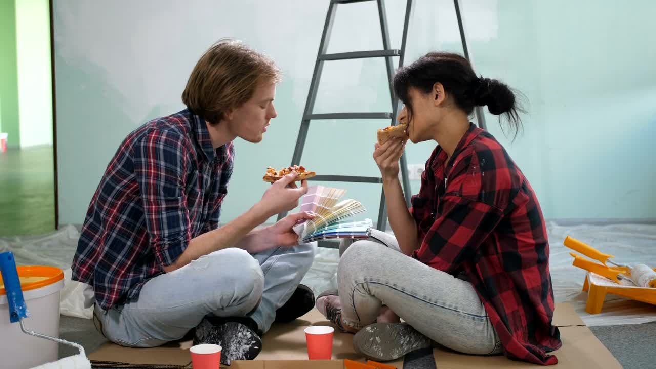 Download Stock Video Couple Eating Pizza While Painting Live Wallpaper For PC