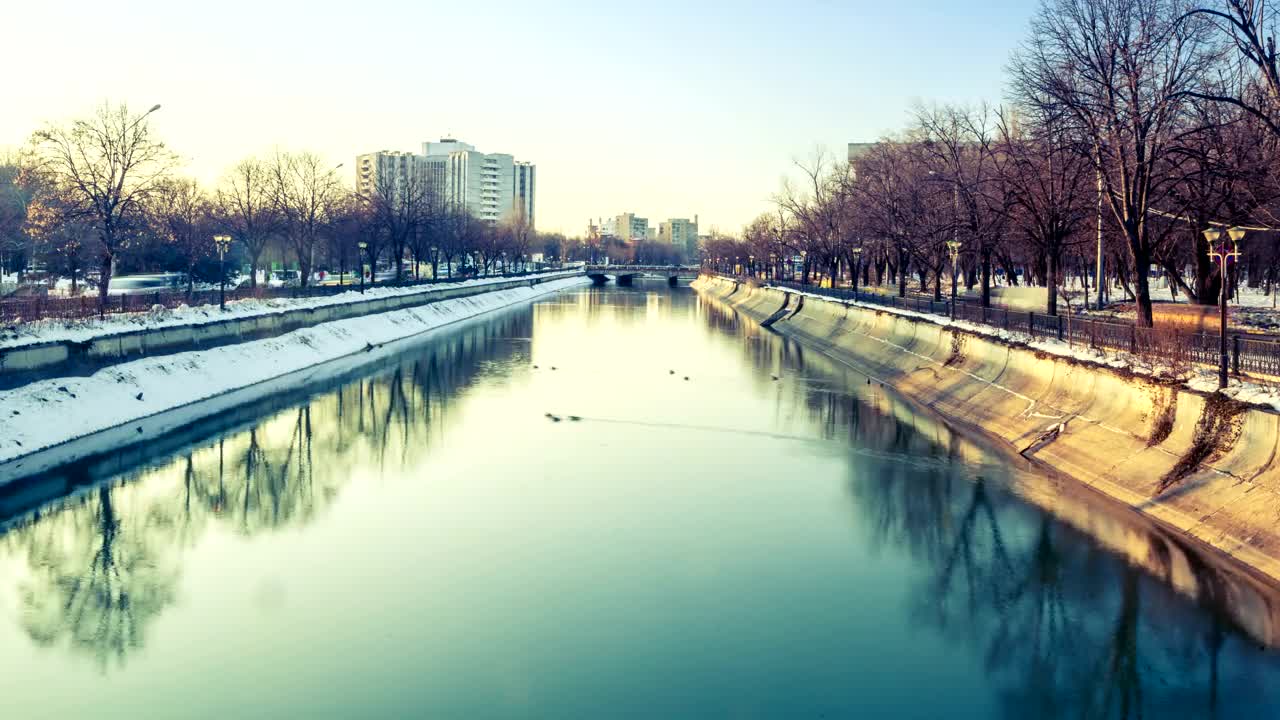 Download Stock Video Cold River Through A City Live Wallpaper For PC