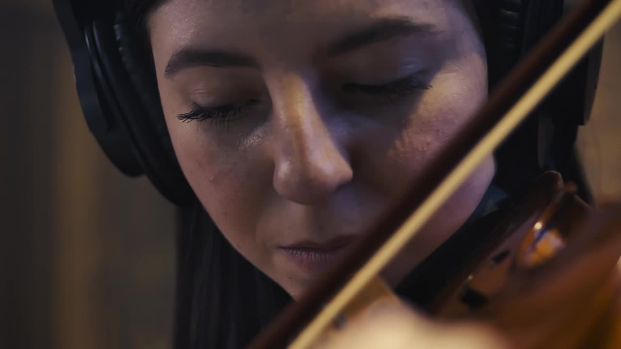 Download Stock Video Face Of A Talented Female Violinist Playing Live Wallpaper For PC