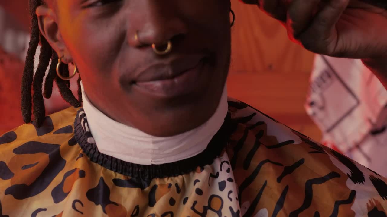 Download Stock Video Face Of A Man While Having His Hair Cut In Live Wallpaper For PC