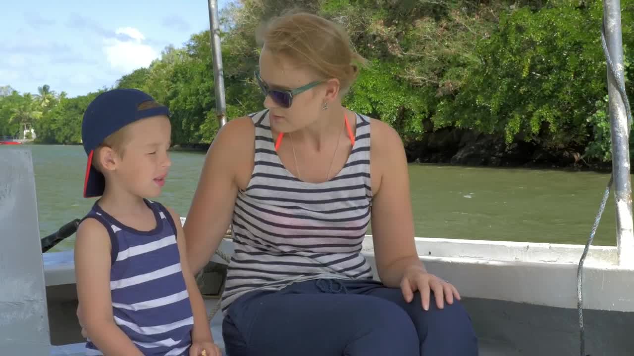 Download Stock Video Enjoying A Day On A Tour Boat Live Wallpaper For PC