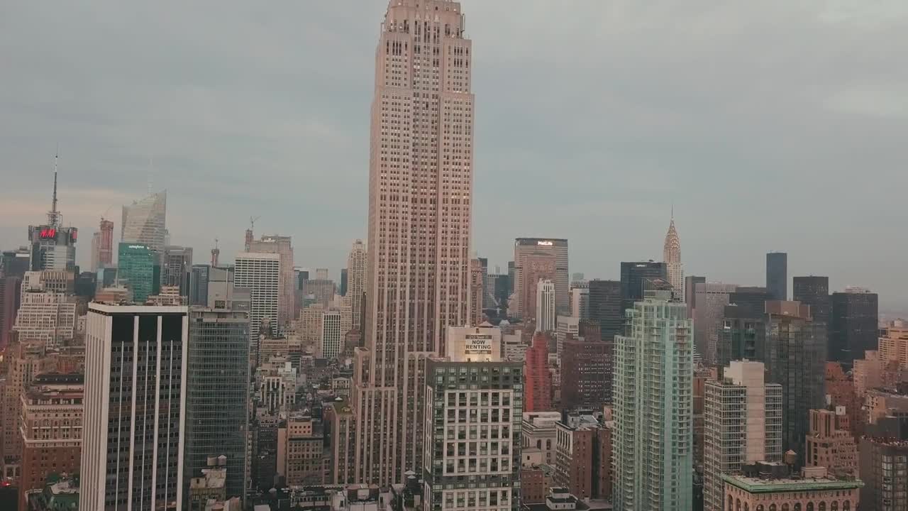 Download Stock Video Empire State Building Surrounded By Other Buildings Live Wallpaper For PC