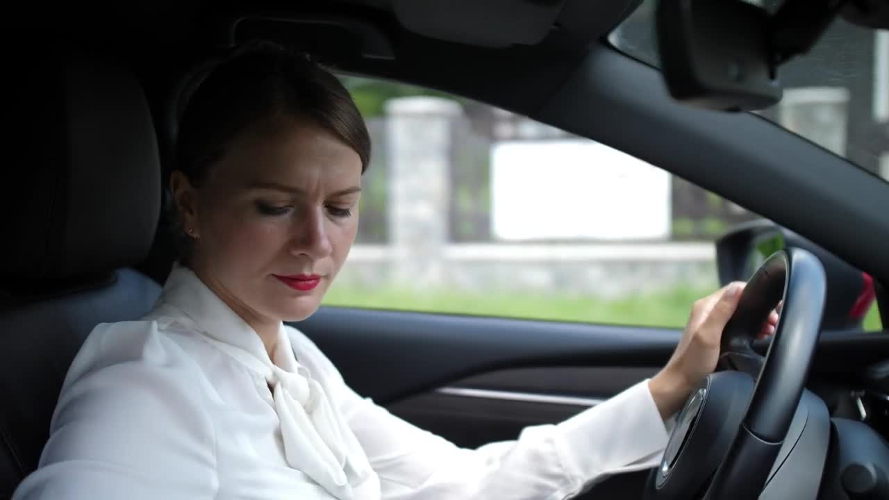 Download Stock Video Drinking A Coffee While Driving Through Town Live Wallpaper For PC