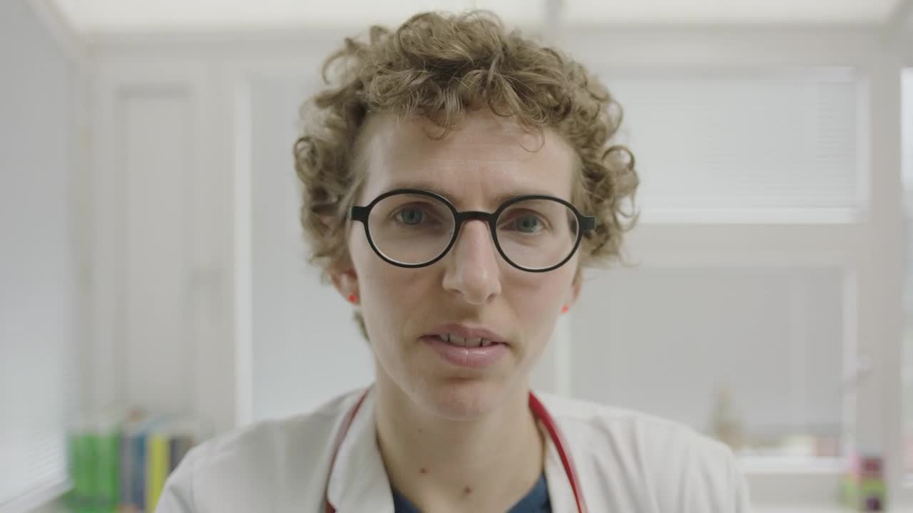 Download Stock Video Doctor Putting On A Face Mask Live Wallpaper For PC