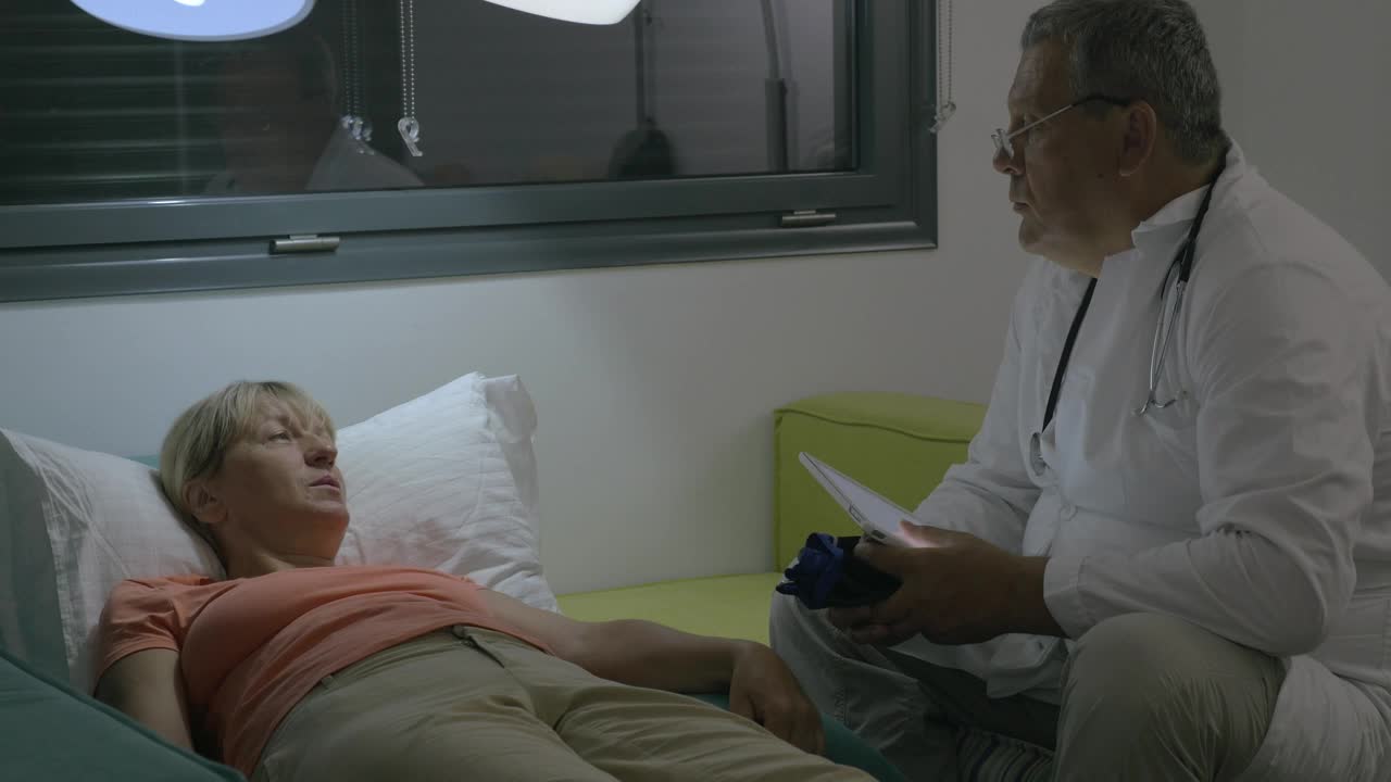 Download Stock Video Doctor During A Home Visit Live Wallpaper For PC