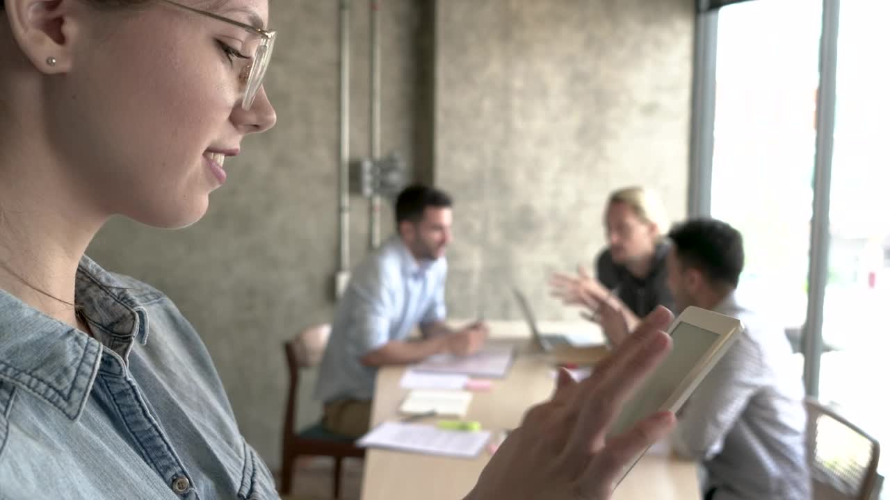 Download Stock Video Discussing Results As A Team Live Wallpaper For PC