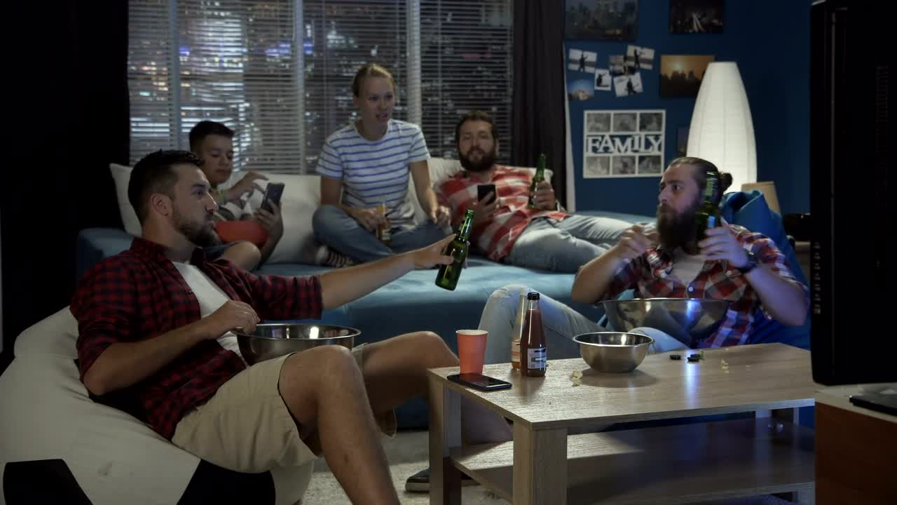 Download Stock Video Friends Drinking And Enjoying Sports On Television Live Wallpaper For PC