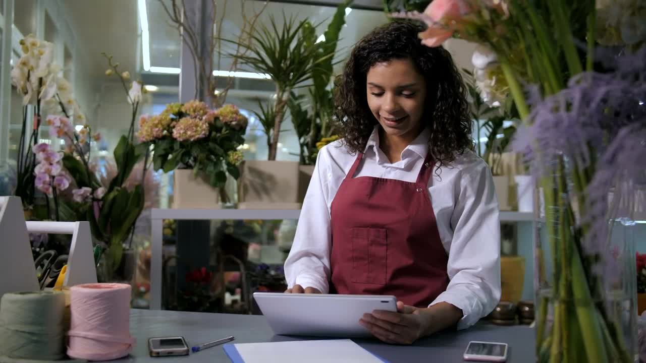 Download Stock Video Florist Using A Tablet To Take Orders Live Wallpaper For PC