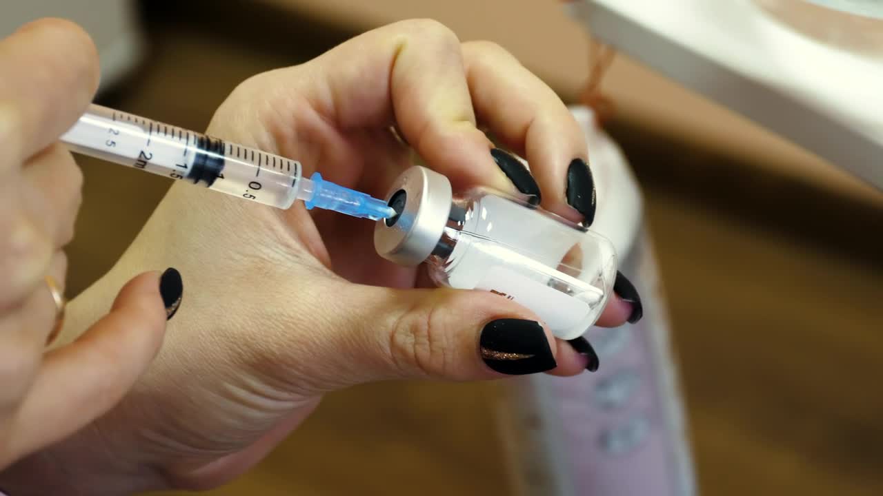 Download Stock Video Female Doctor Is Preparing An Injection Syringe Live Wallpaper For PC