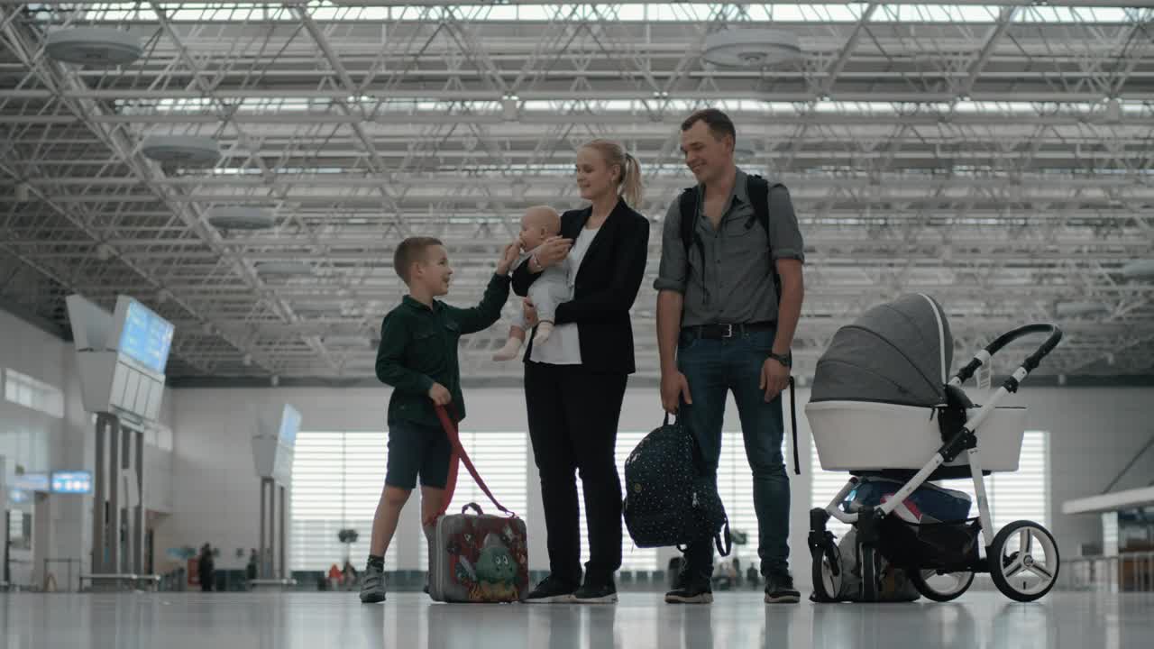 Download Stock Video Family With Their Two Kids At An Airport Live Wallpaper For PC