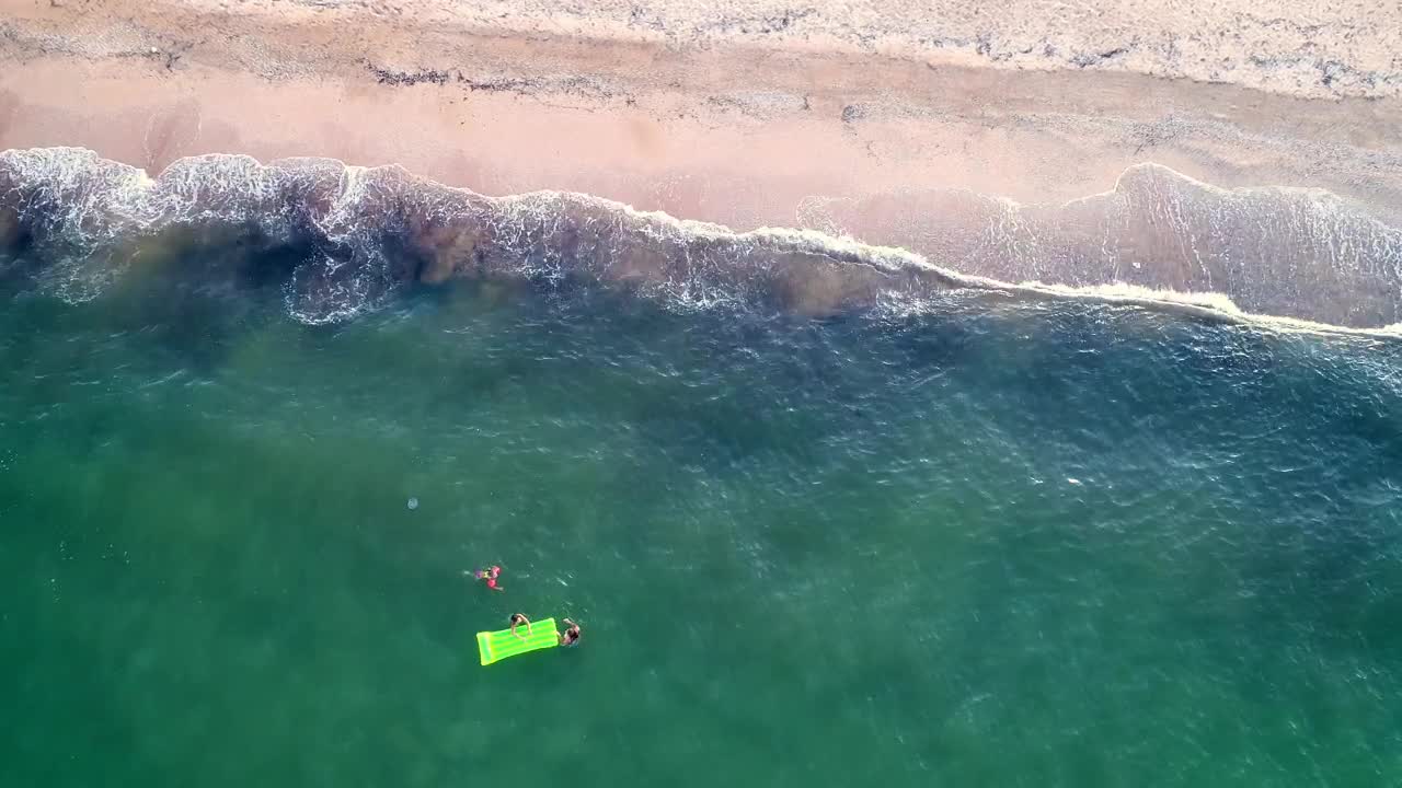 Download Stock Video Family Swimming In The Seashore Live Wallpaper For PC