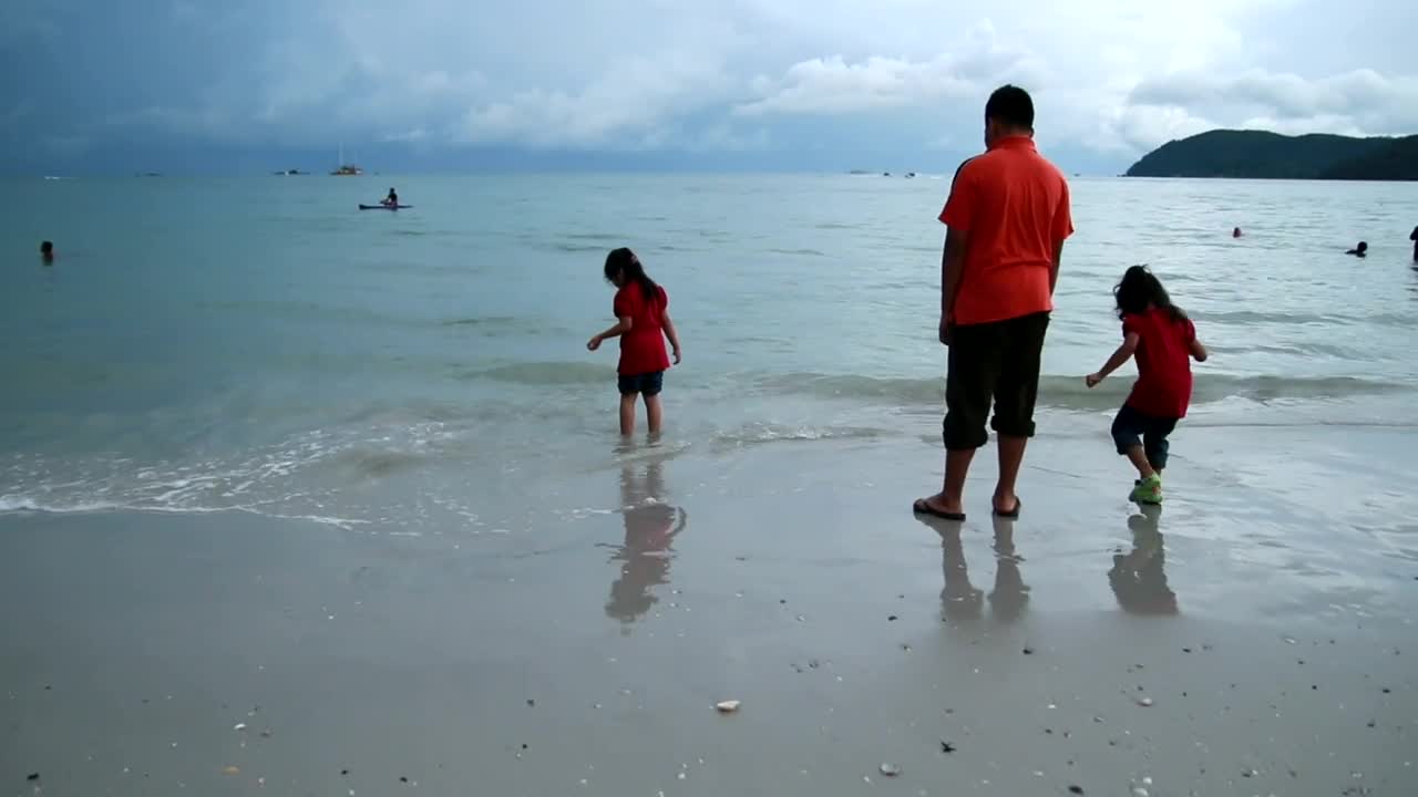 Download Stock Video Family Standing In Shallow Waves Live Wallpaper For PC