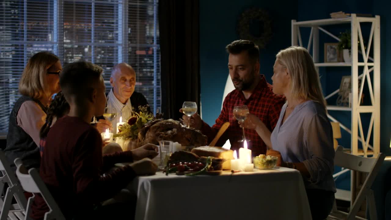 Download Stock Video Family Having Thanksgiving Dinner At Home Live Wallpaper For PC