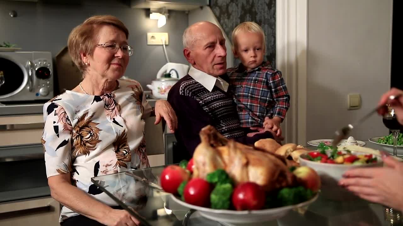 Download Stock Video Family Dinner During Thanksgiving Live Wallpaper For PC