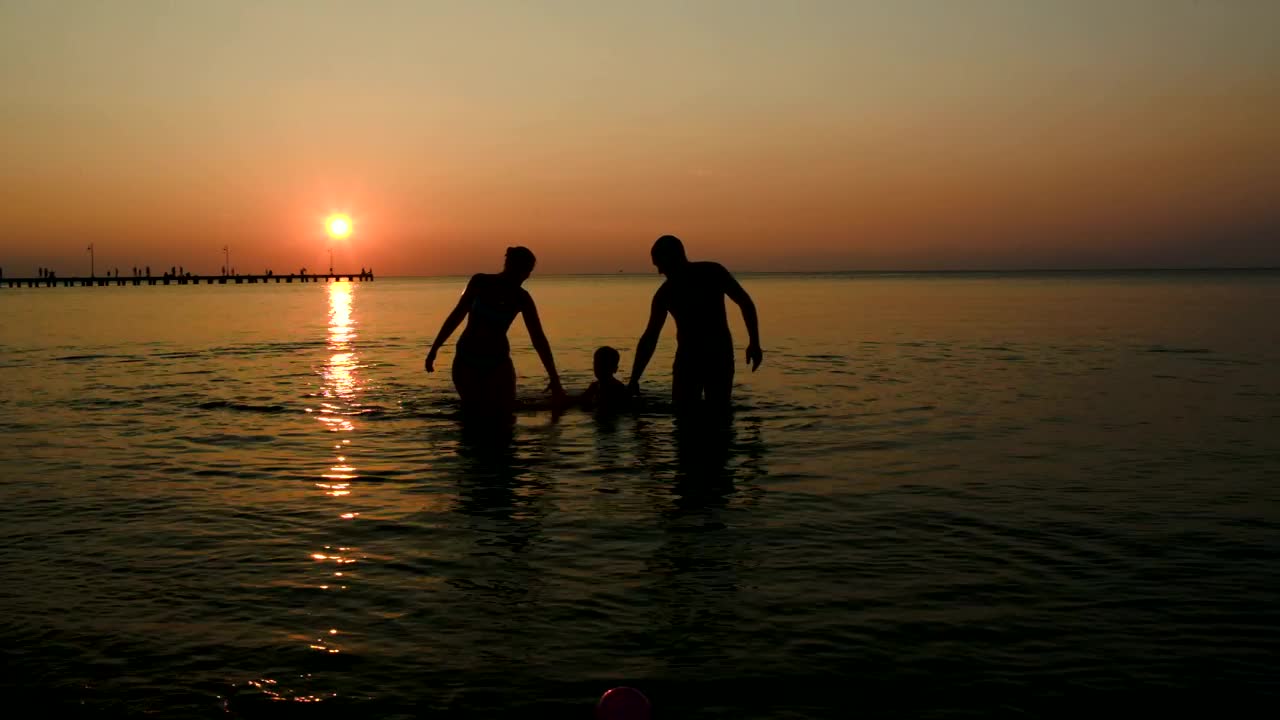 Download Stock Video Family Coming Out Of The Water Live Wallpaper For PC