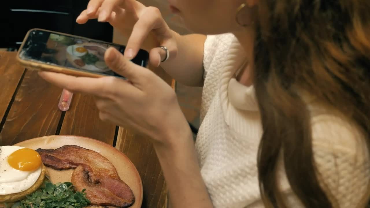 Download Stock Video Girl Taking A Picture Of Her Food In A Restaurant Live Wallpaper For PC