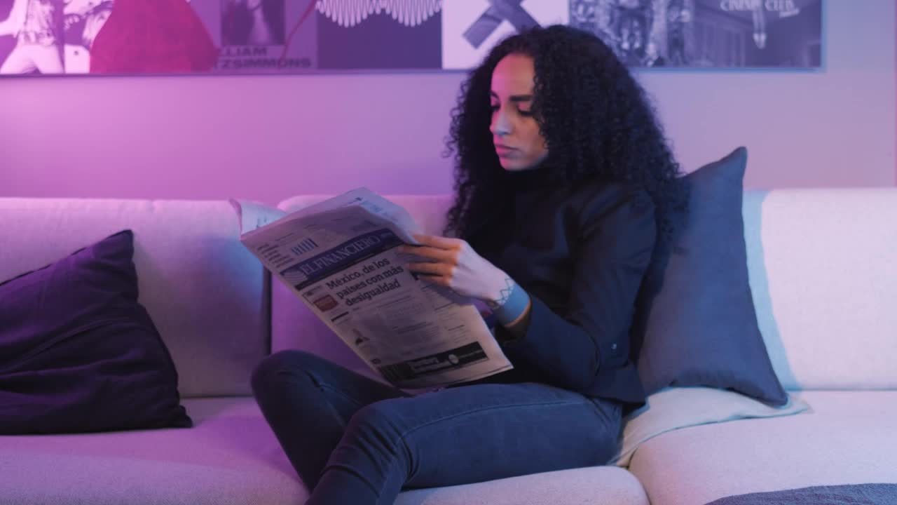 Download Stock Video Girl Reading The Pages Of A Newspaper Live Wallpaper For PC