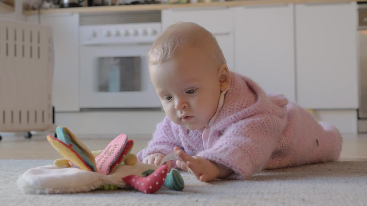 Download Stock Video Girl Playing On The Kitchen Floor Live Wallpaper For PC