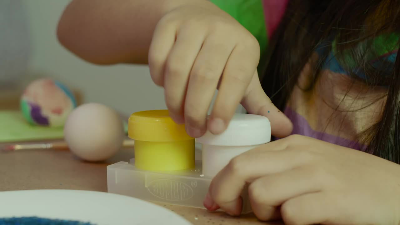 Download Stock Video Girl Opening A Paint Pot Live Wallpaper For PC