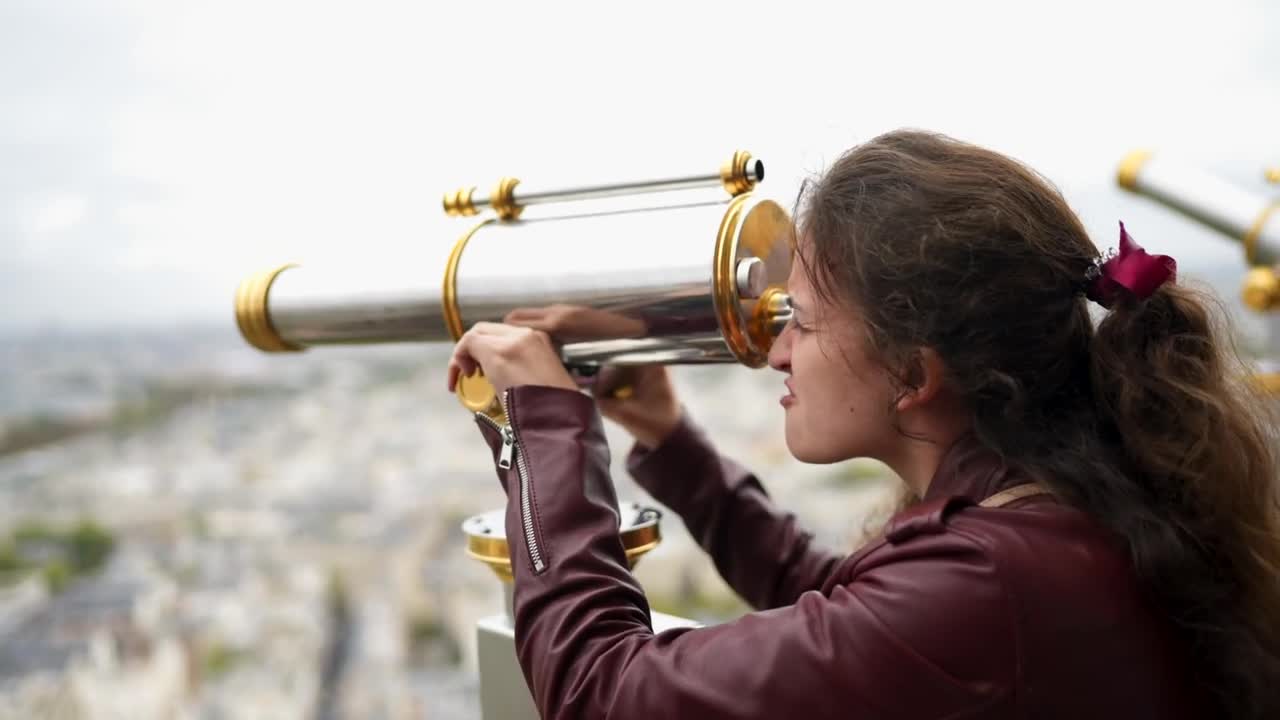 Download Stock Video Girl Observing Paris From The Top Of The Eiffel Tower Live Wallpaper For PC