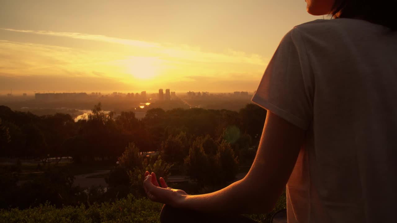 Download Stock Video Girl Meditating In Yoga Pose At Sunset Live Wallpaper For PC