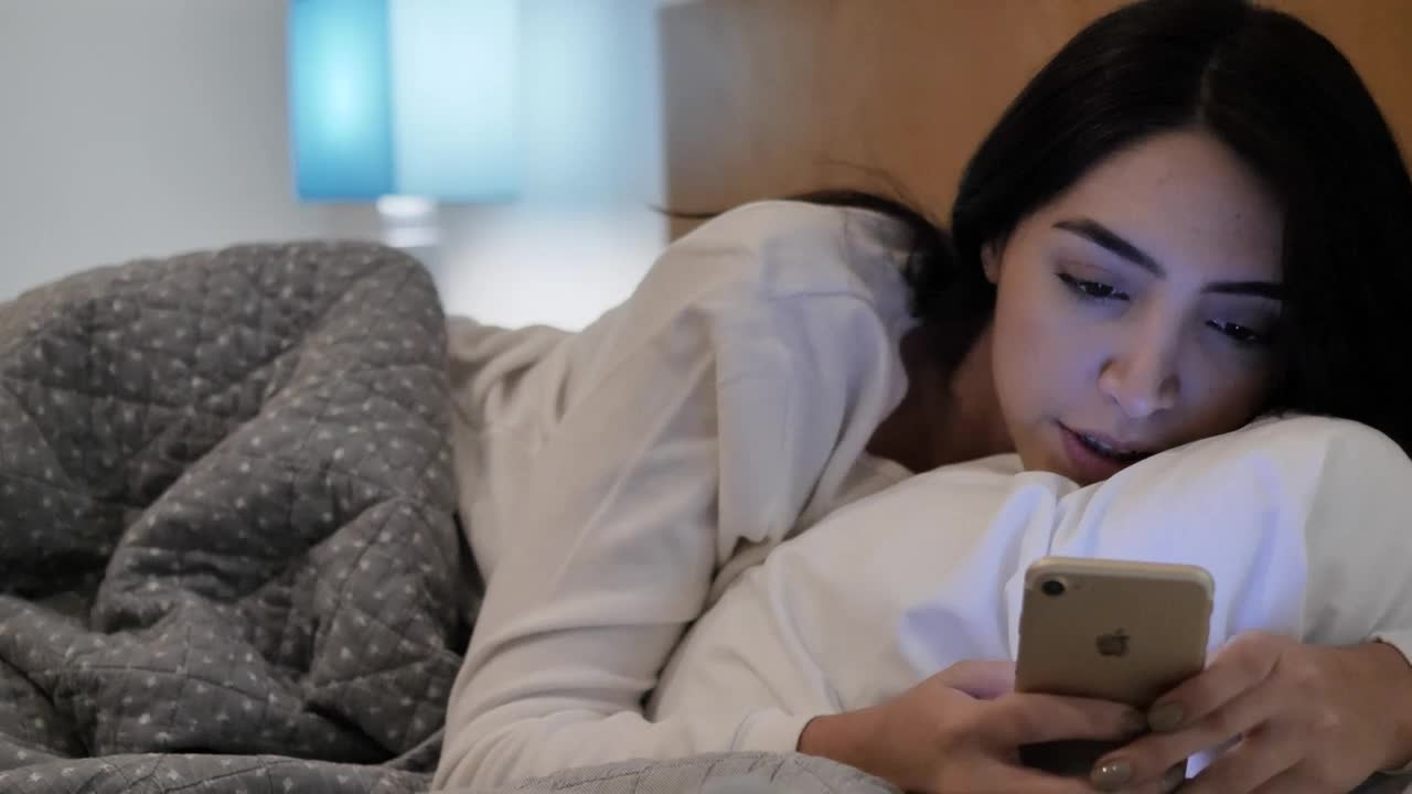 Download Stock Video Girl Lying Down Chatting On Her Cell Phone Before Sleeping Live Wallpaper For PC