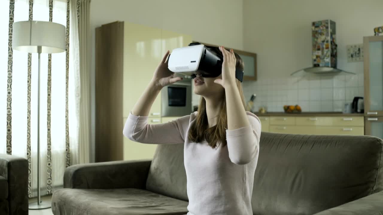 Download Stock Video Girl Exploring In Virtual Reality Live Wallpaper For PC