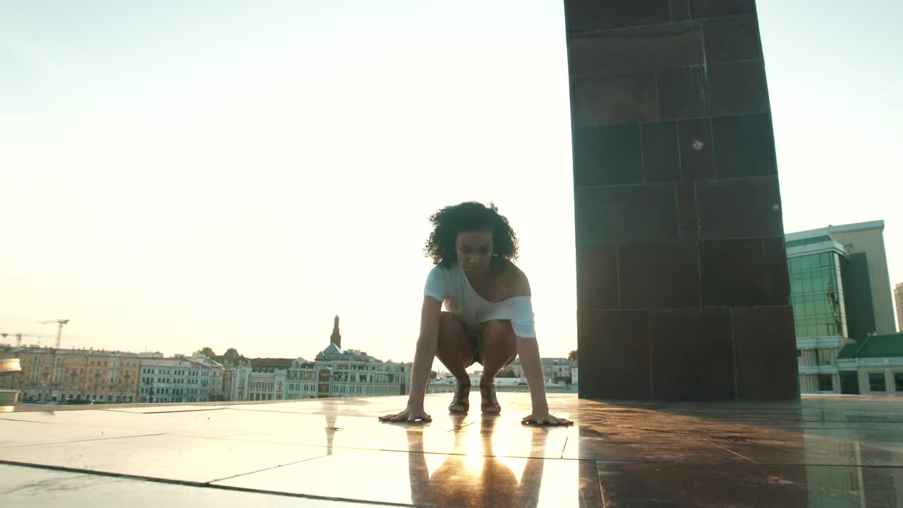 Download Stock Video Girl Dancing Contemporary Dance On Top Of A City Live Wallpaper For PC