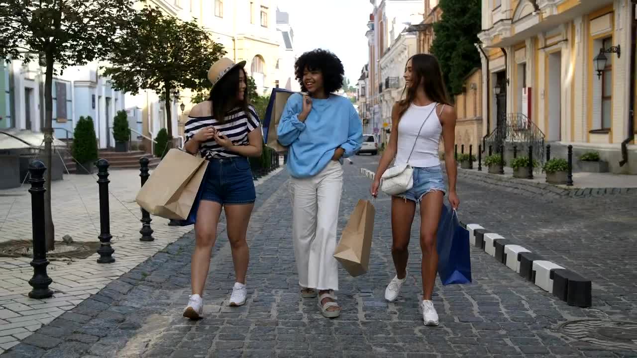 Download Stock Video Friends Walking Through Town Live Wallpaper For PC