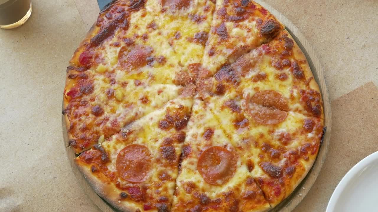 Download Stock Video Friends Sharing A Fresh Pizza Live Wallpaper For PC