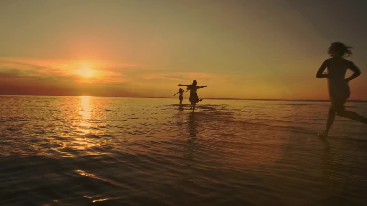 Download Stock Video Friends Running On The Beach Towards The Sea Live Wallpaper For PC
