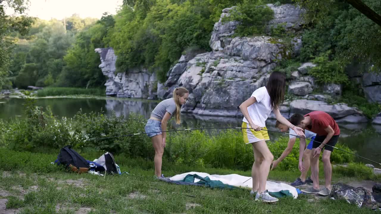 Stock Video Friends Putting Up A Tent Live Wallpaper For PC