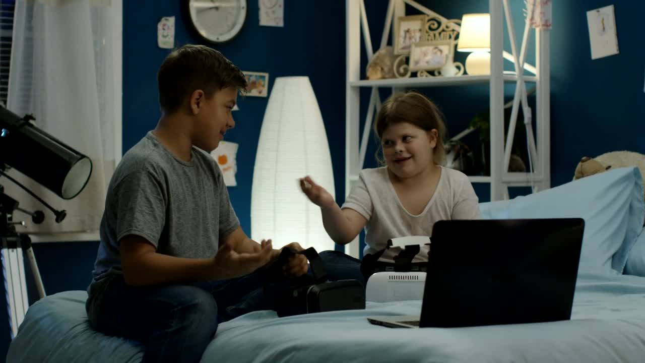 Download Stock Video Kids Playing With Vr Technology In The Bedroom Animated Wallpaper
