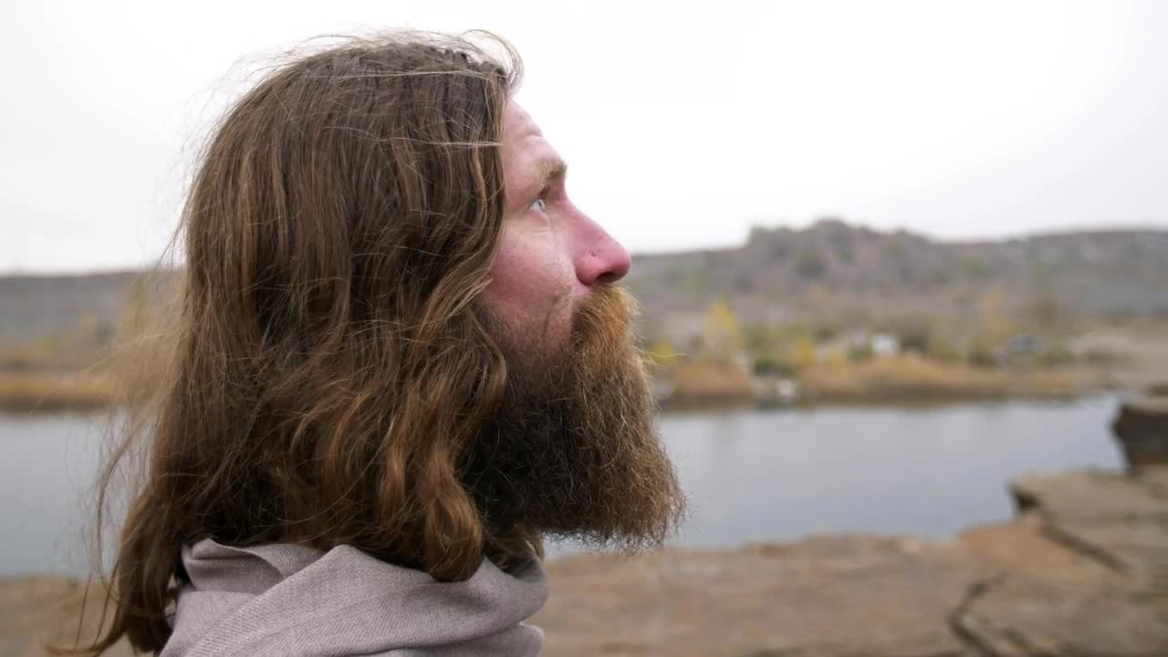 Download Stock Video Jesus Looking At The Sky Slowly Animated Wallpaper