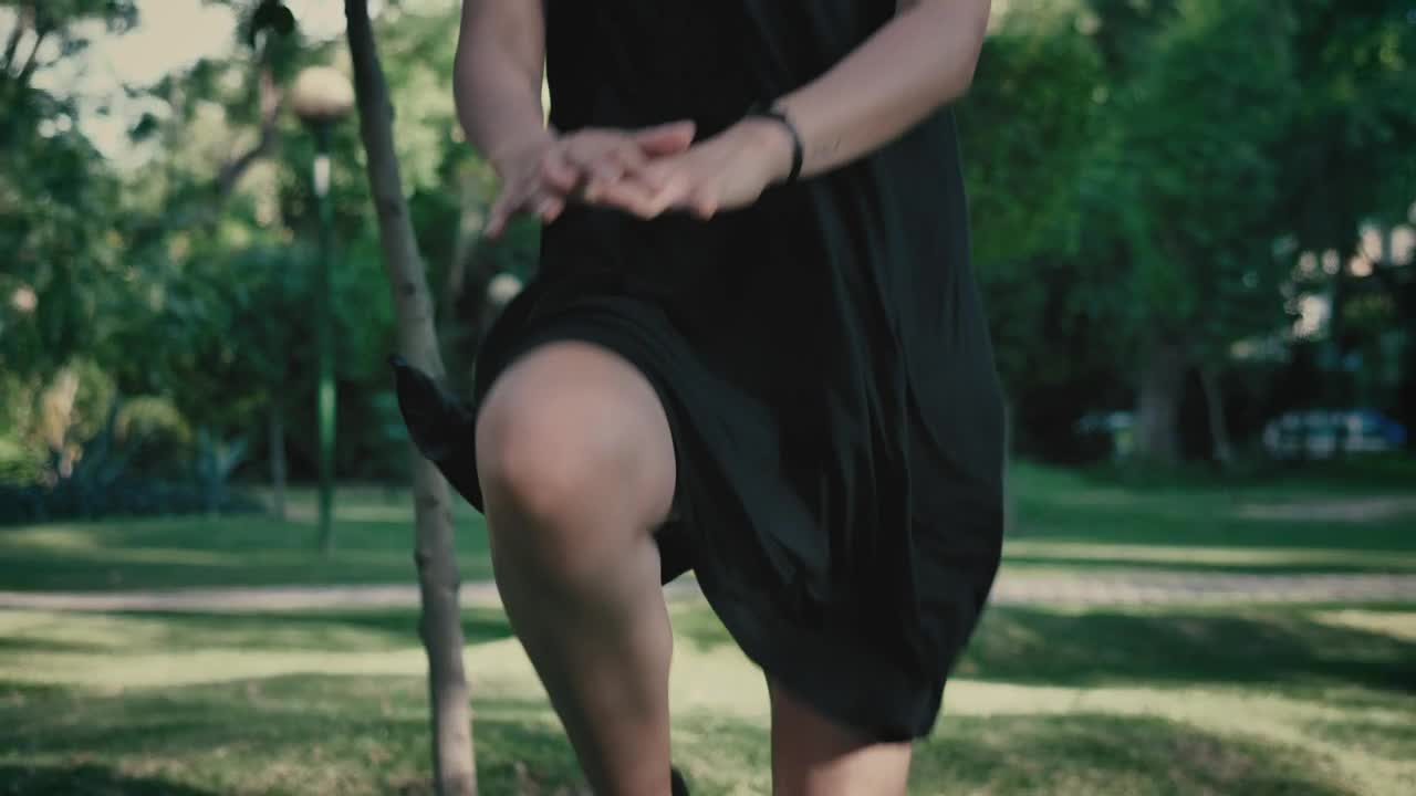 Download Stock Video Intense Exercise Outdoors With A Face Mask Animated Wallpaper