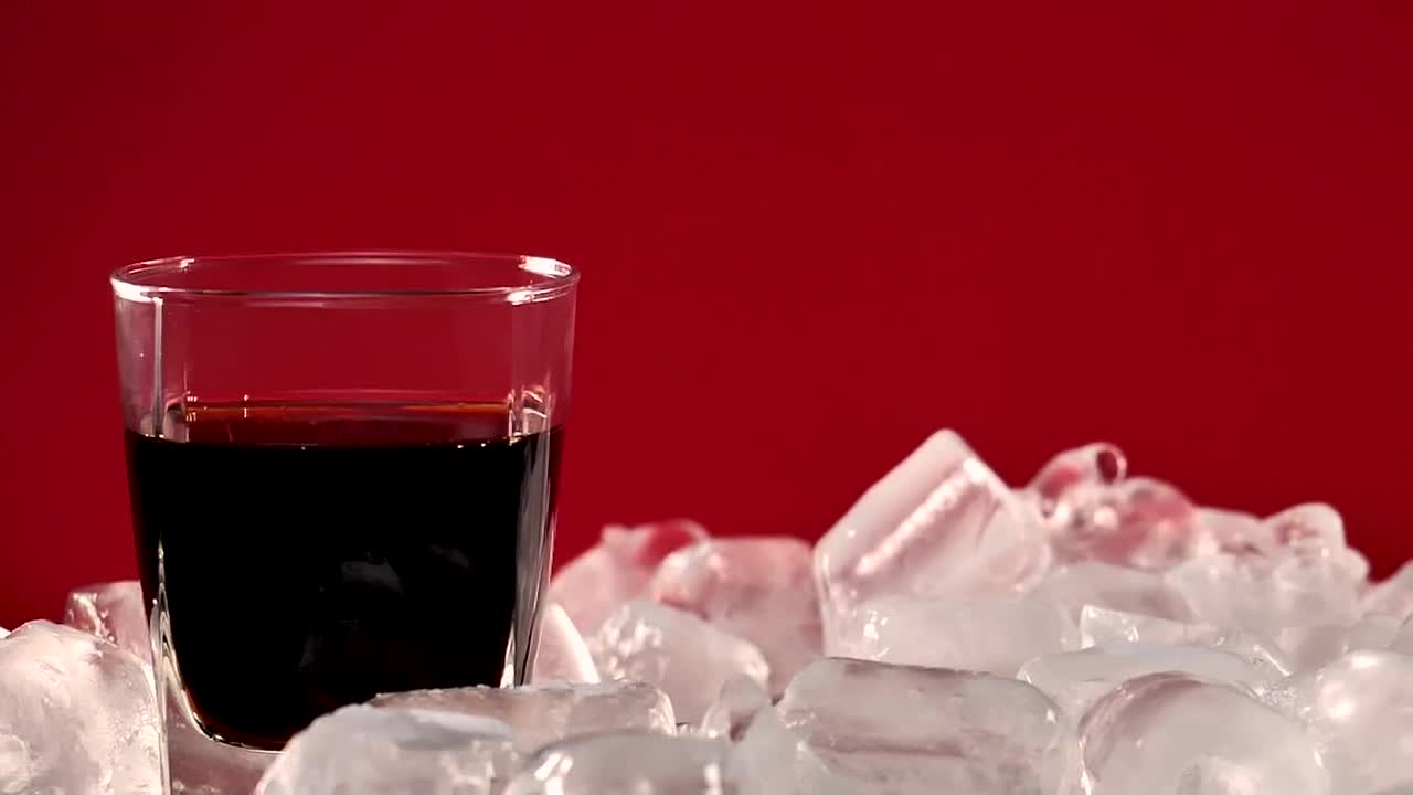 Download Stock Video Ices Fall Into A Glass With Soda Animated Wallpaper
