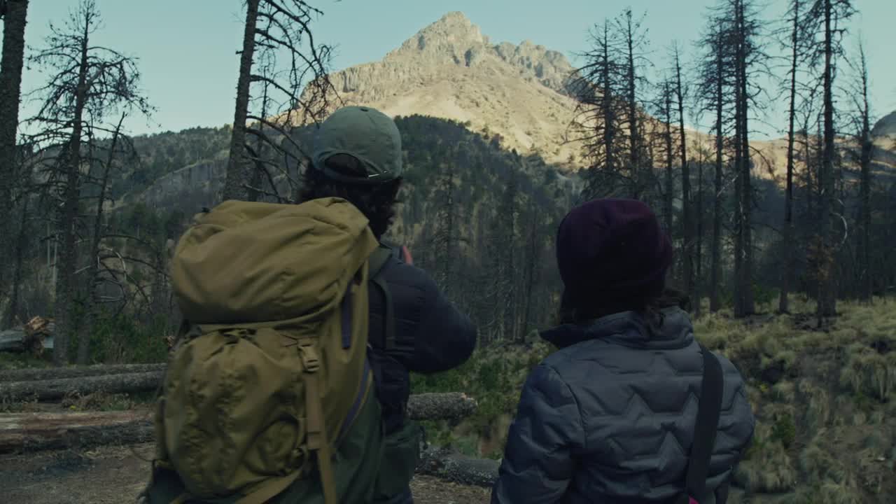 Download Stock Video Hiking Couple Taking A Selfie Animated Wallpaper