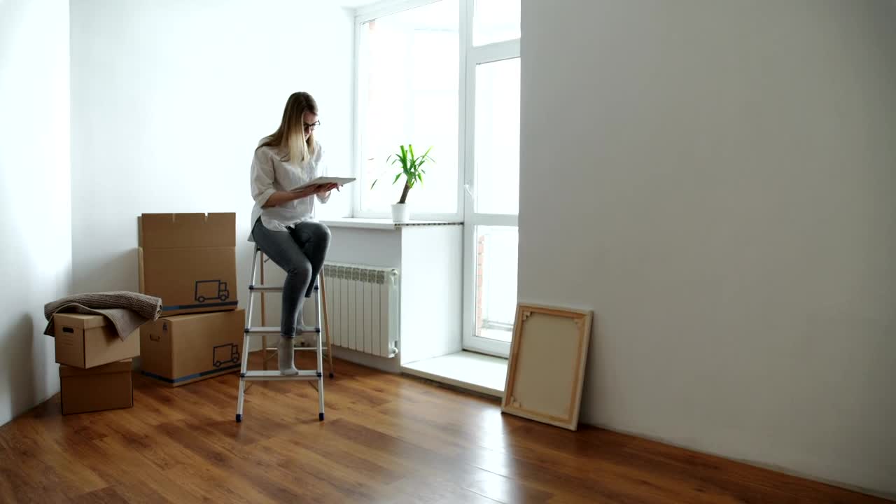 Download Stock Video Happy Woman Moving To Her New Apartment Animated Wallpaper