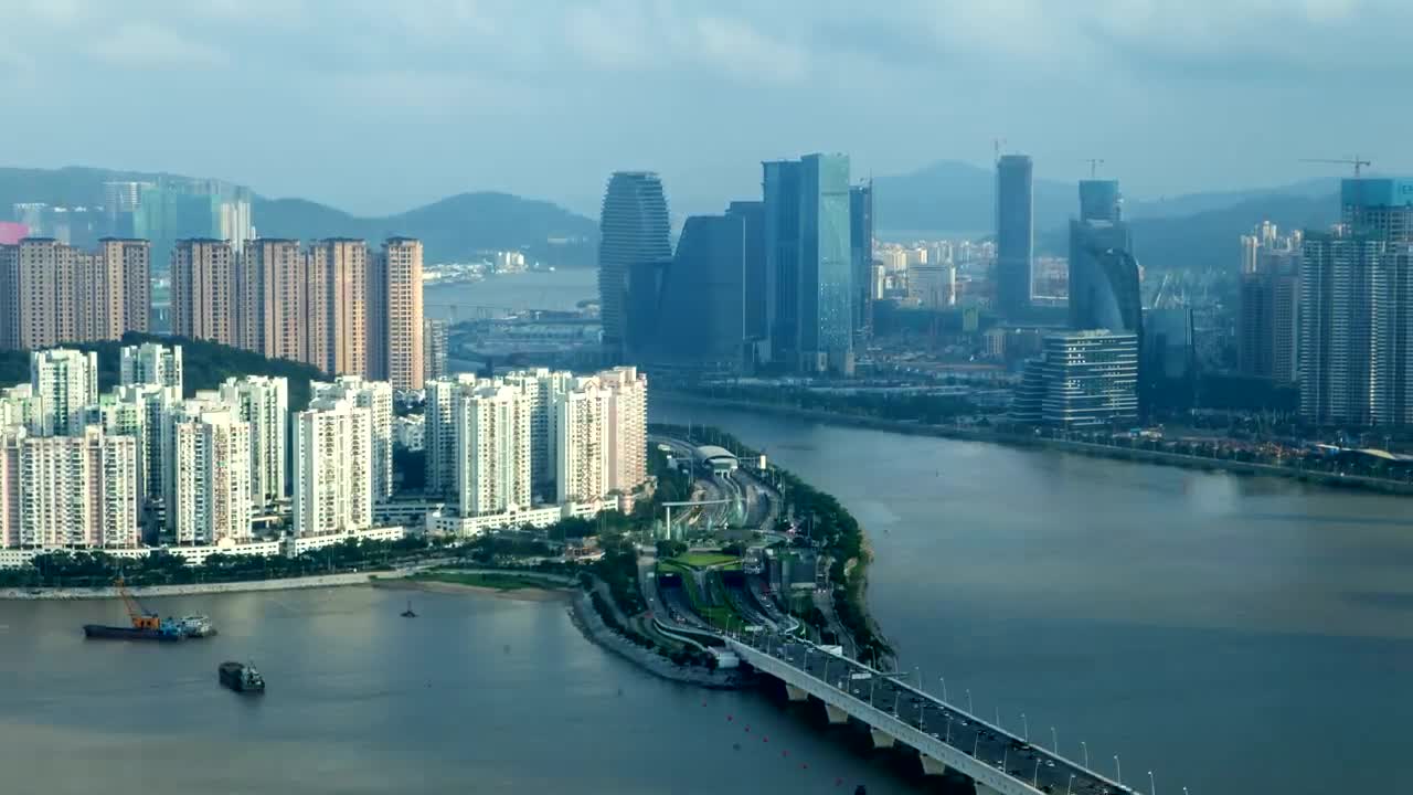 Download Stock Video Lake Surrounded By A Large City From Above Animated Wallpaper