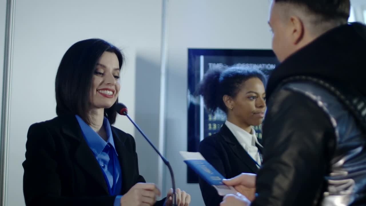 Download Stock Video Man Doing The Check In For The Flight Animated Wallpaper